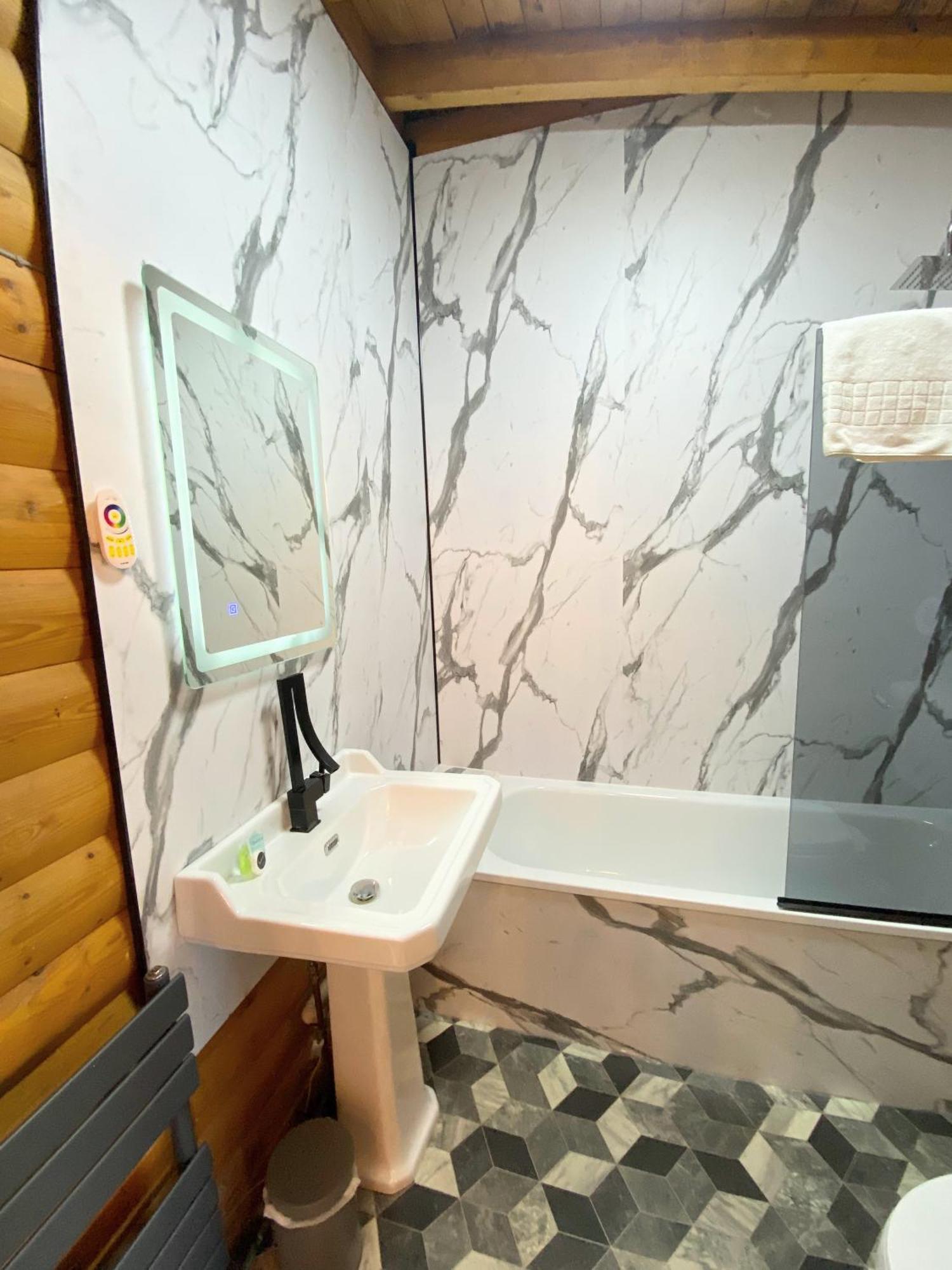 Kaoglen Squirrel Drey-Hot Tub-Pet Friendly-Perth Villa Balnald Exterior photo